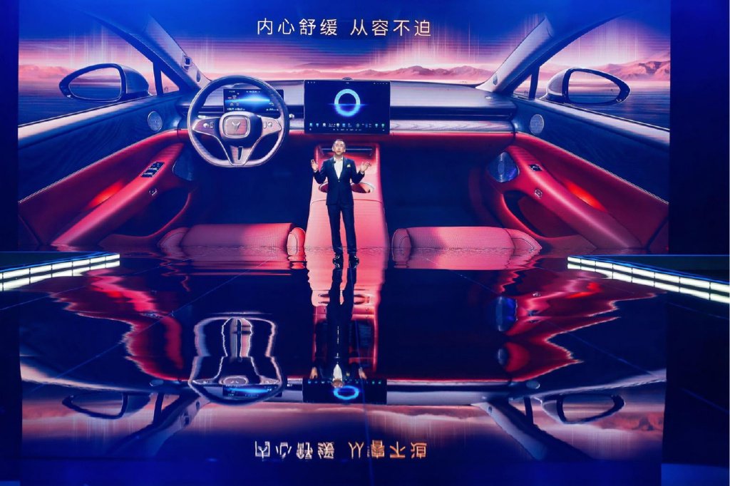 嵐圖追光L正式開啟預訂,混動豪華轎車市場將有它一席之地