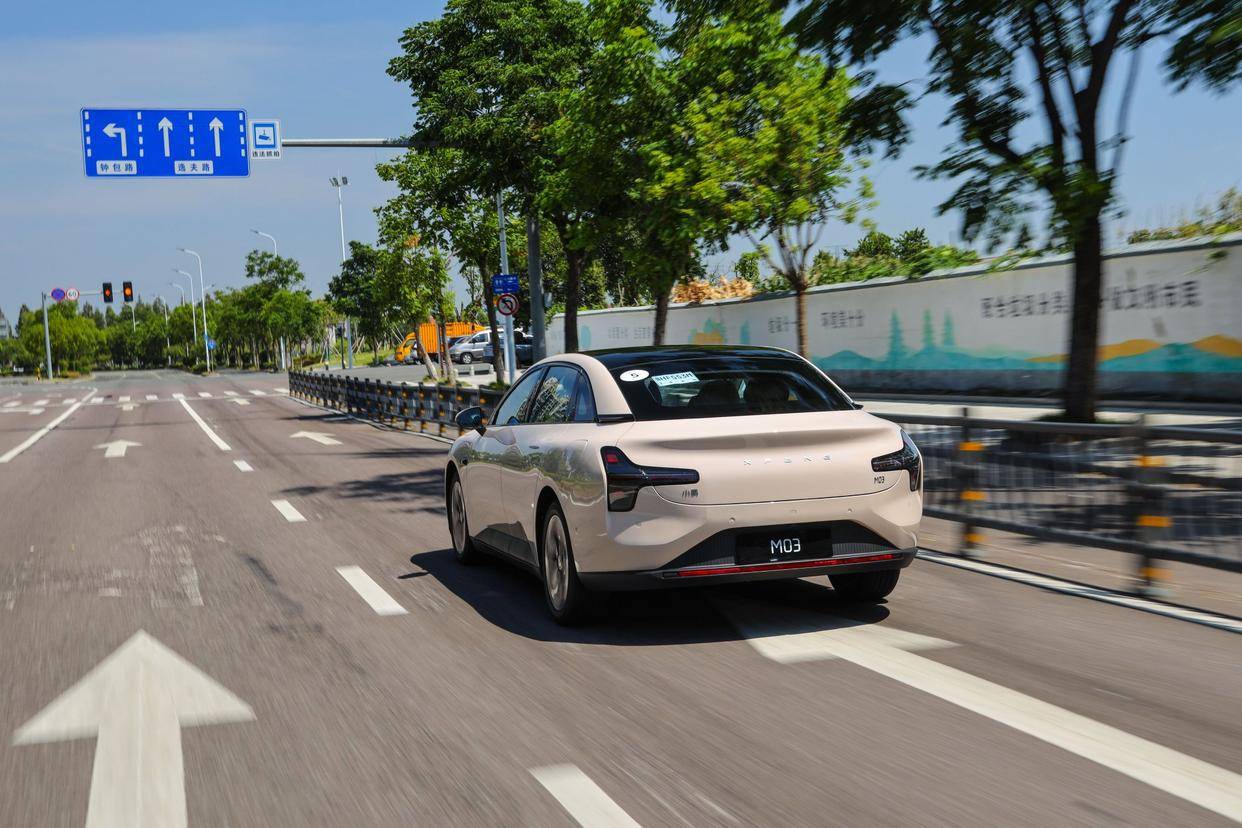 純電汽車天花板,小鵬MONA M03亮相,續(xù)航600km+L2智駕,11.98萬拿下